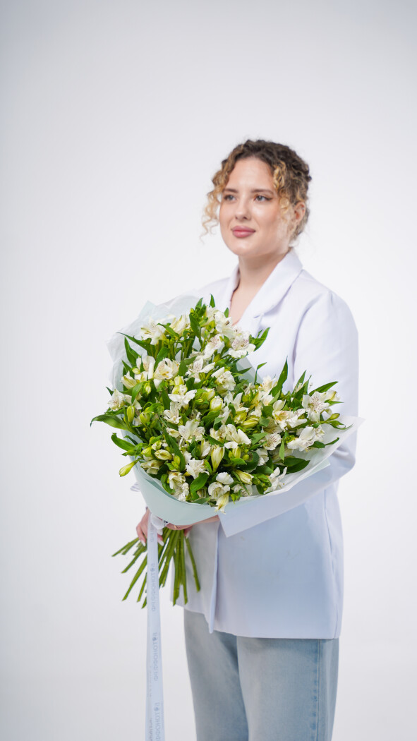 25 белых альстромерий в оформлении №92