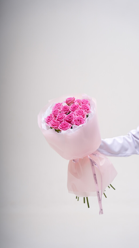 15 розовых роз в оформлении №232