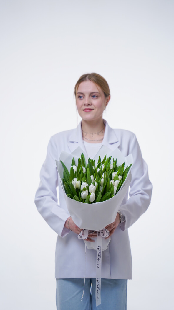 35 белых тюльпанов в оформлении №365