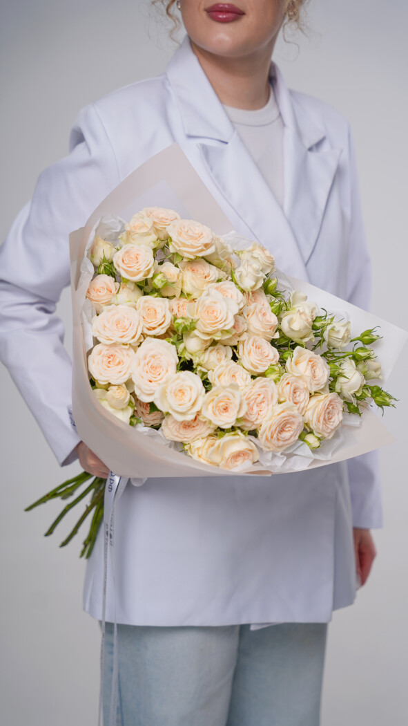 9 светло-розовых кустовых роз в оформлении №20