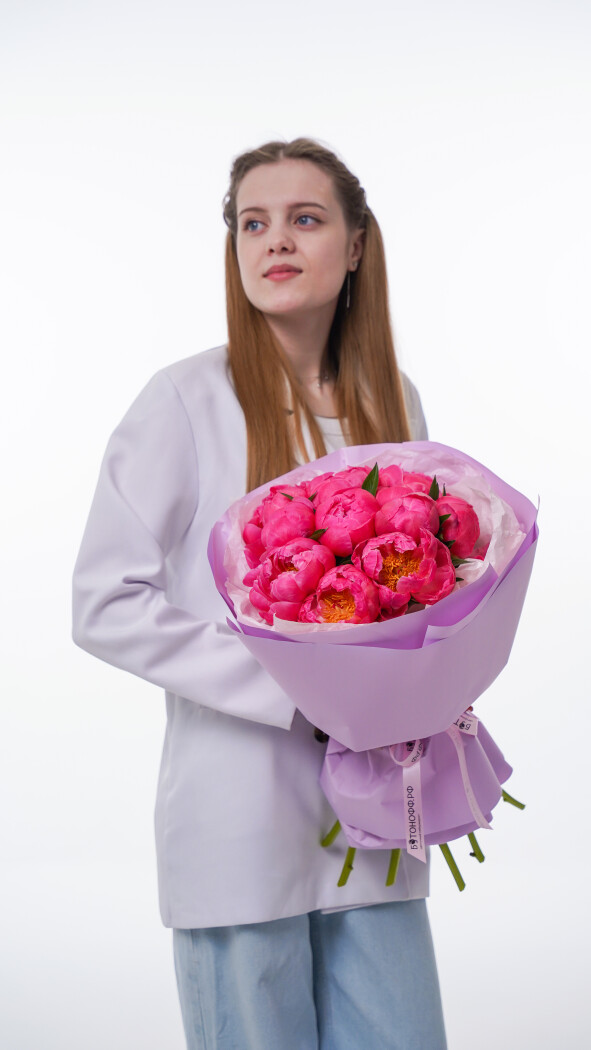 11 коралловых пионов в оформлении №134