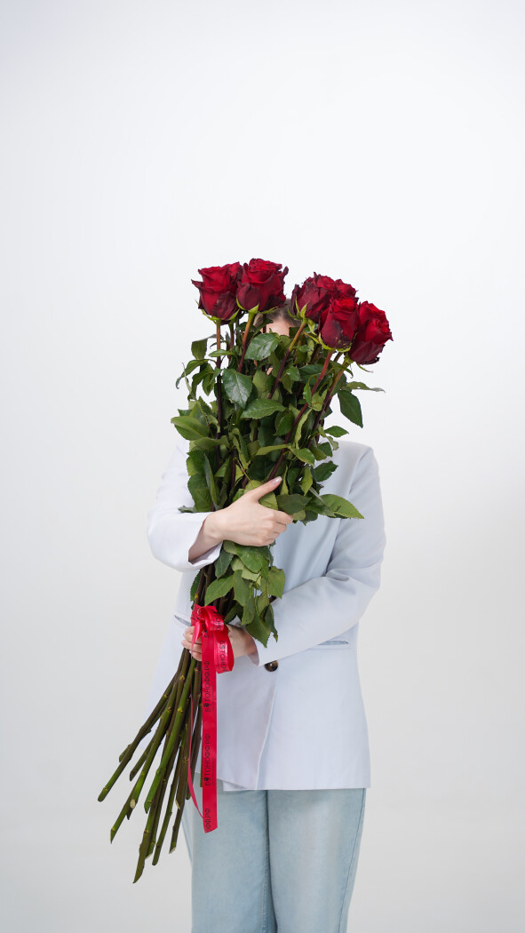 15 красных метровых роз под ленту №48