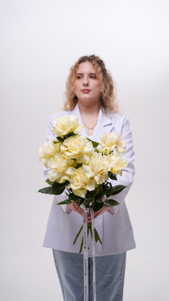 9 белых роз под ленту №277