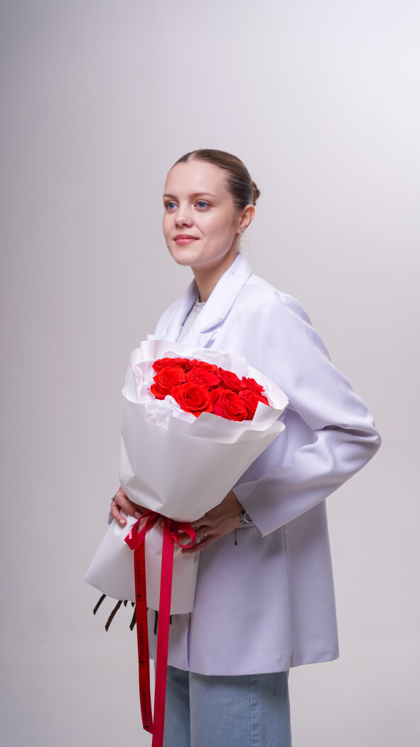 9 алых роз в оформлении №273