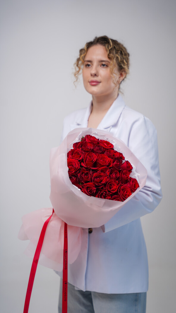 25 красных роз в оформлении №31