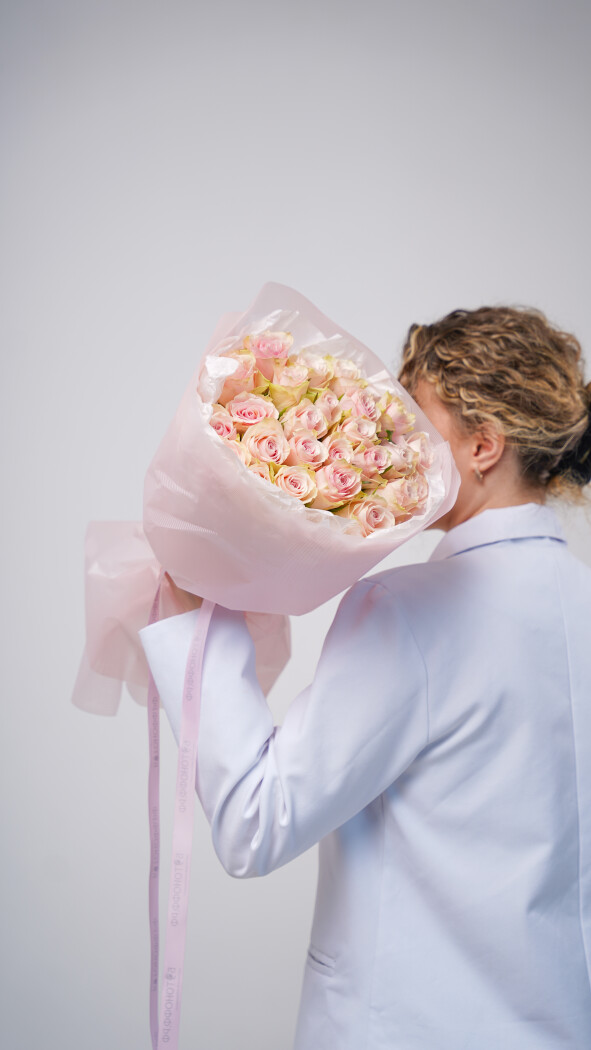 25 нежно-розовых роз в оформлении №37