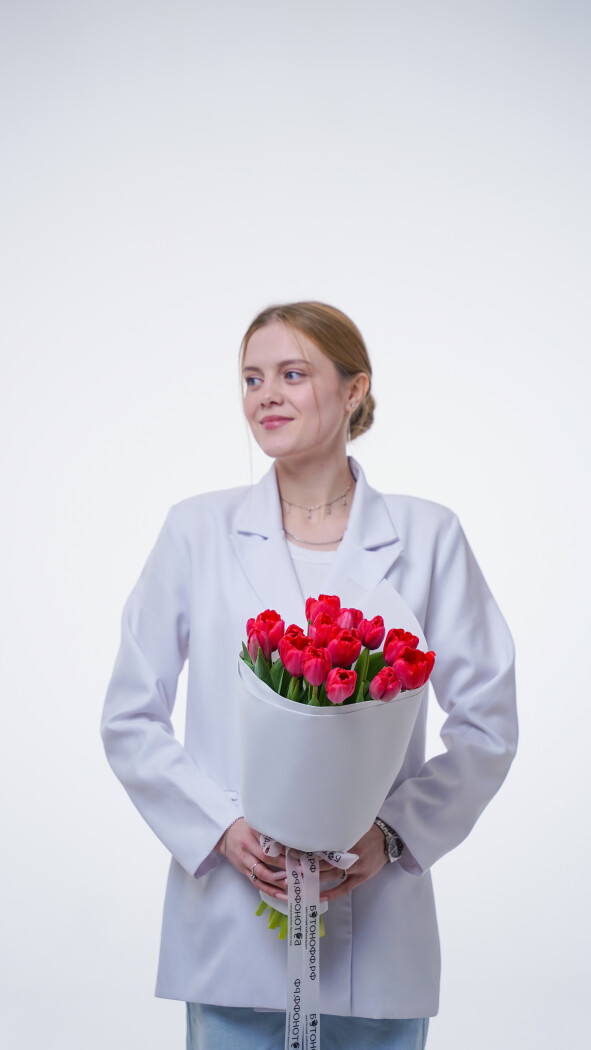 15 красных тюльпанов в оформлении №373