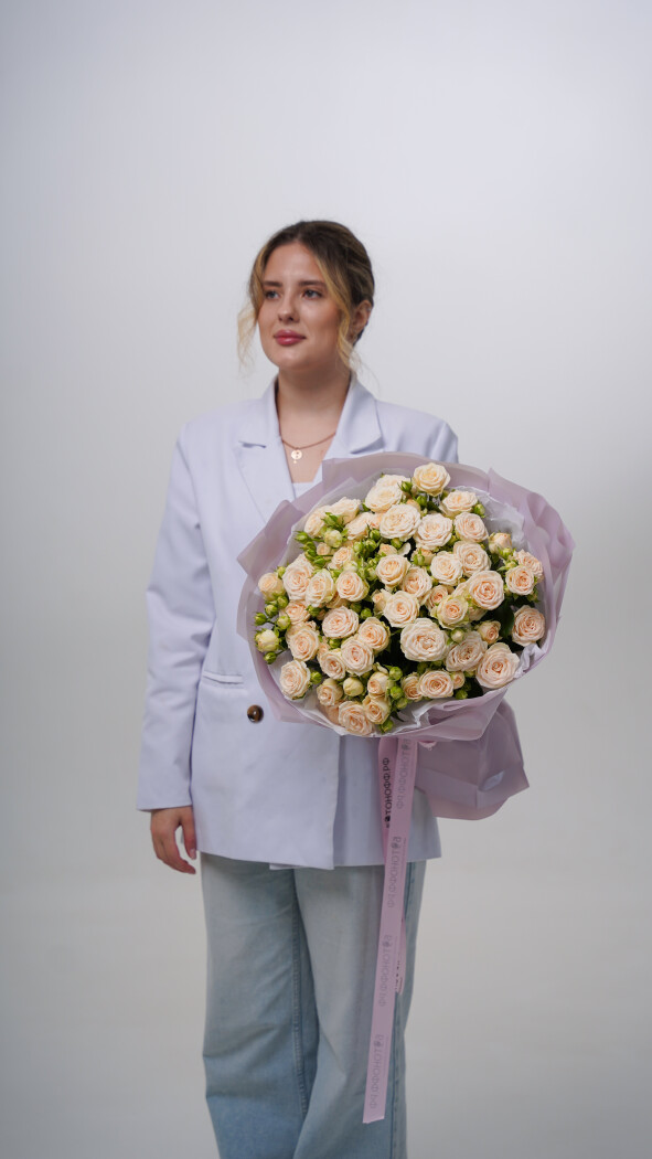 15 светло-розовых кустовых роз в оформлении №22
