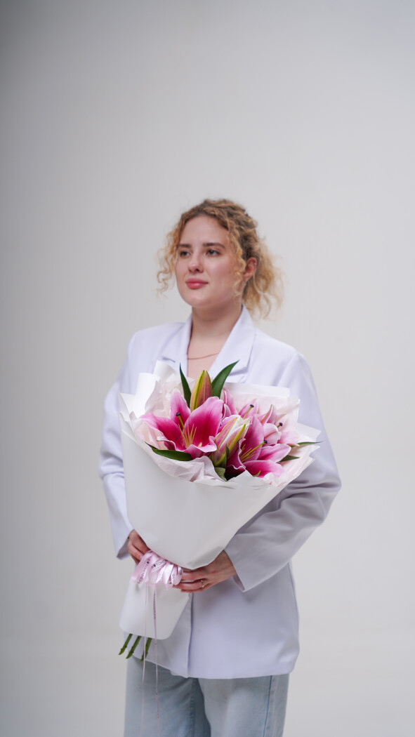 3 розовые лилии в оформлении №179