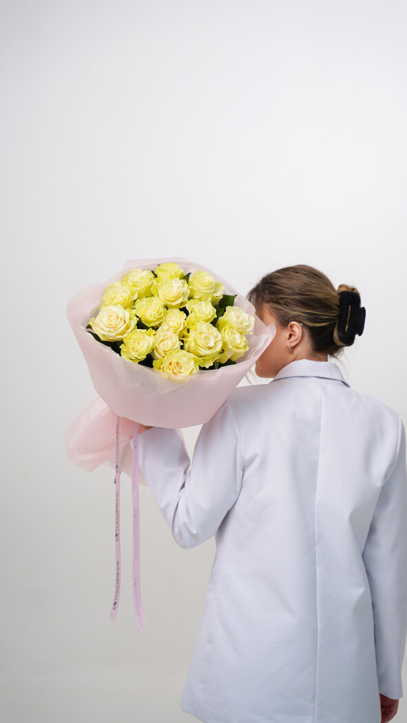 15 белых роз в оформлении №54