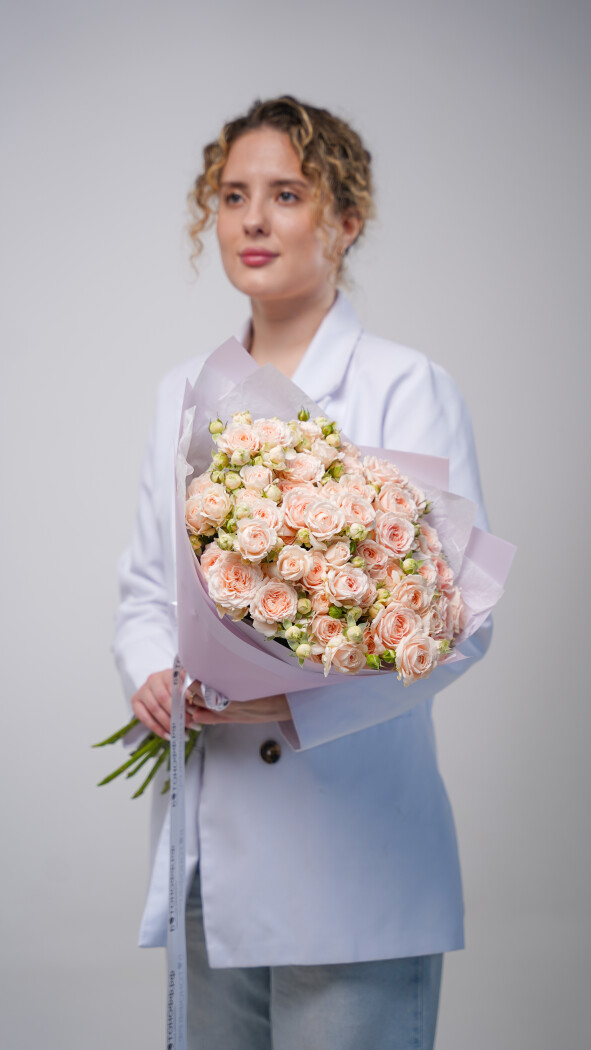 11 персиковых кустовых роз в оформлении №15
