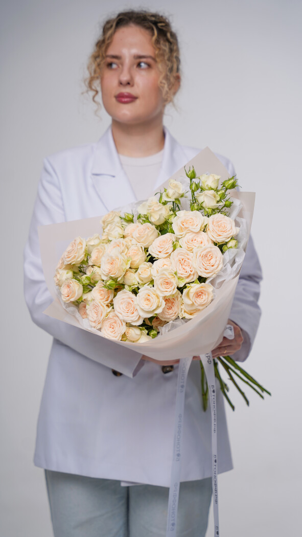 9 светло-розовых кустовых роз в оформлении №20