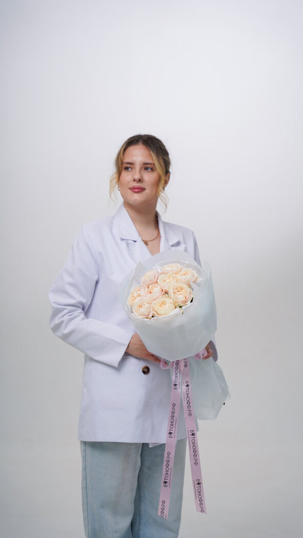 9 бледно-розовых пионовидных роз в оформлении №8