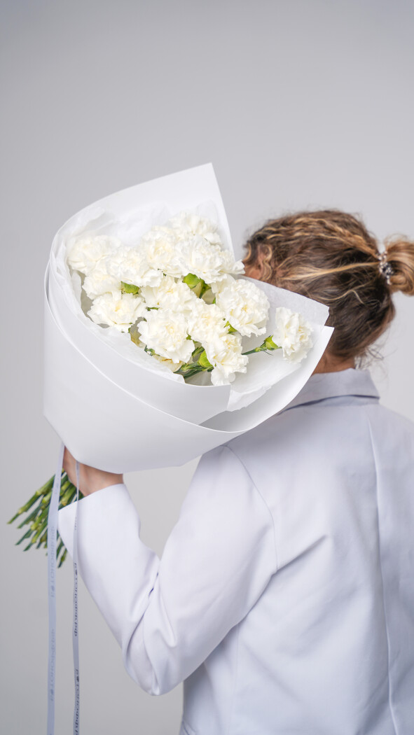 25 белых диантусов в оформлении №104