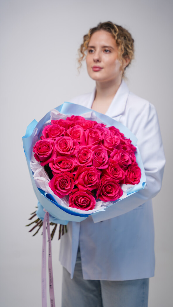 25 малиновых роз в оформлении №67