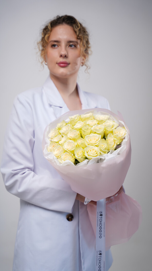 25 белых роз в оформлении №34