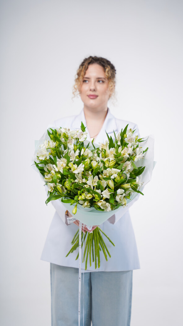 25 белых альстромерий в оформлении №92