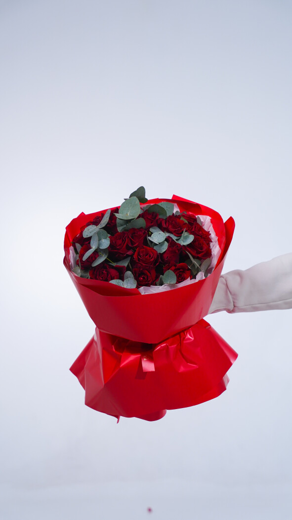 19 красных роз в оформлении №352