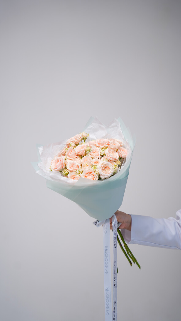 5 персиковых кустовых роз в оформлении №13