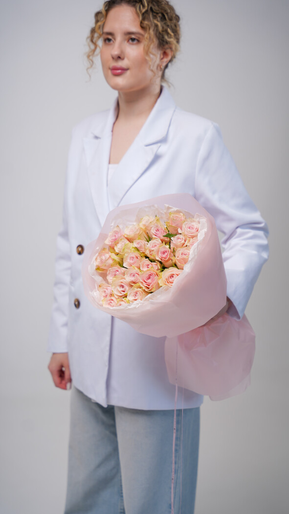 25 нежно-розовых роз в оформлении №37