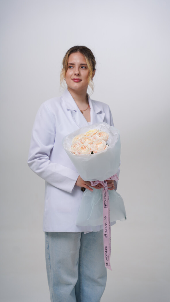 7 бледно-розовых пионовидных роз в оформлении №7