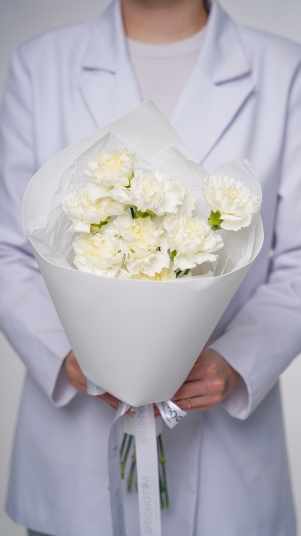 9 белых диантусов в оформлении №101