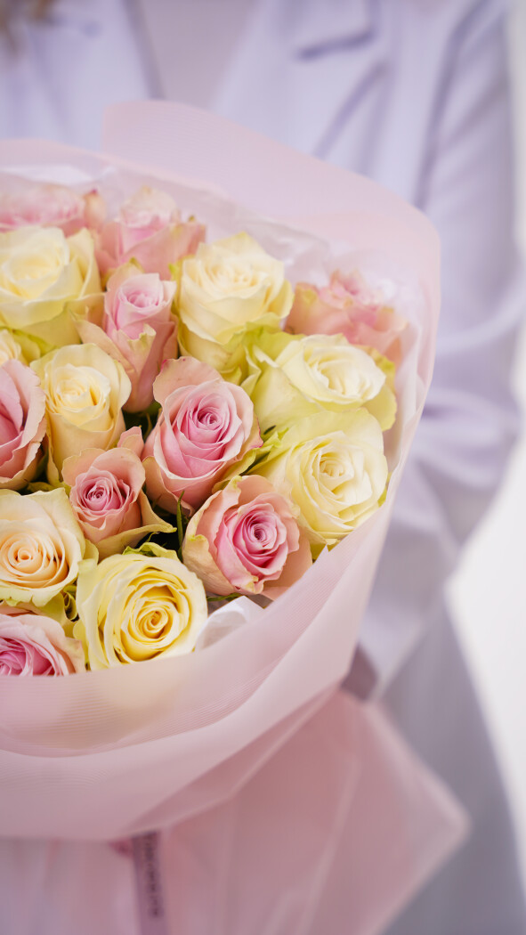 25 роз микс в оформлении №330