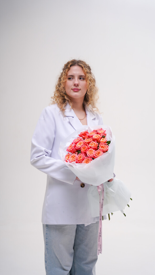 19 коралловых роз в оформлении №237