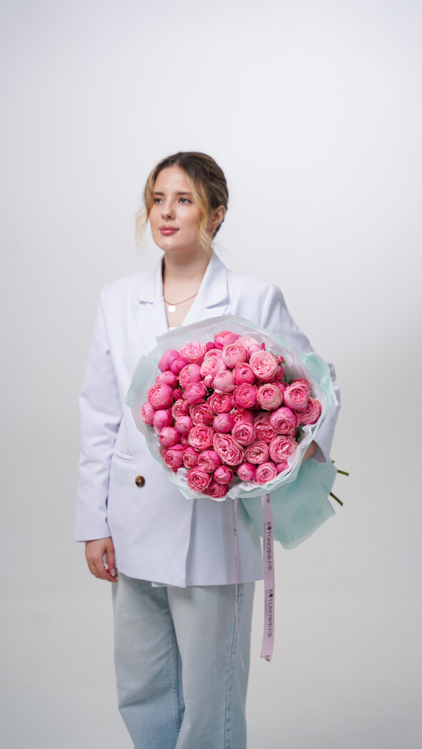 15 розовых кустовых роз в оформлении №28