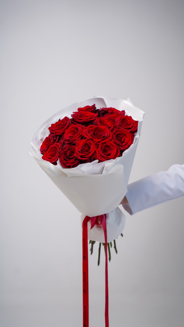 15 красных роз в оформлении №42