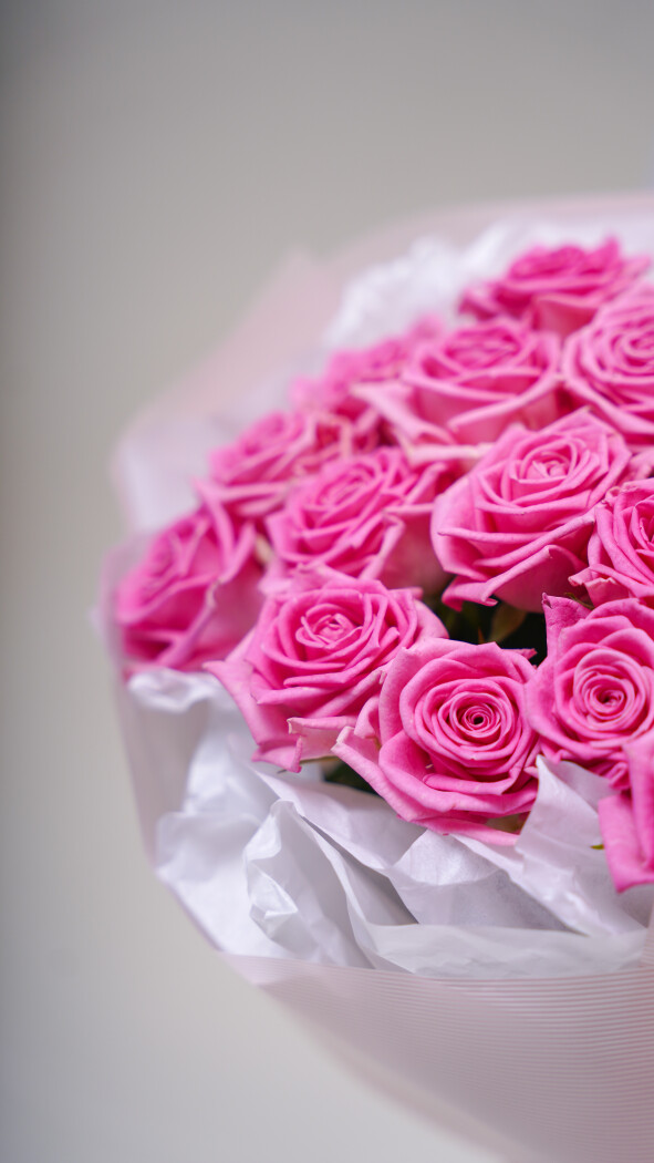 17 розовых роз в оформлении №233