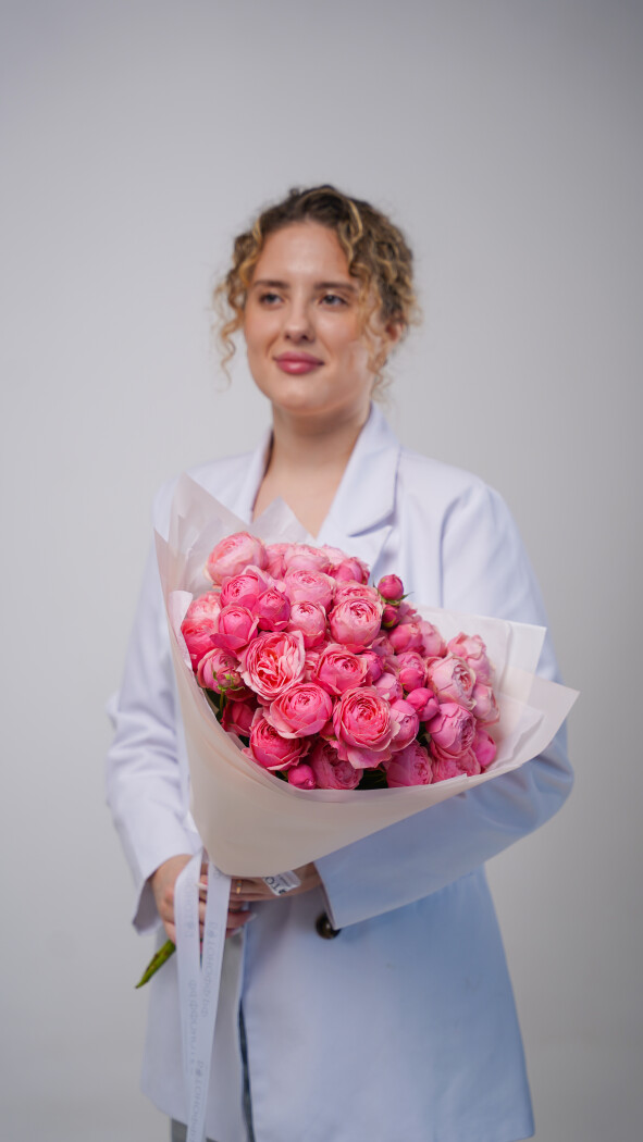 9 розовых кустовых роз в оформлении №26