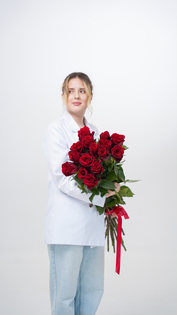 15 красных метровых роз под ленту №48