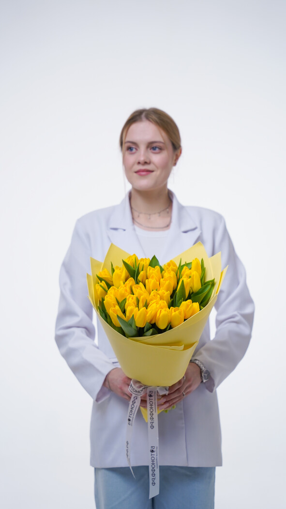 35 желтых тюльпанов в оформлении №370