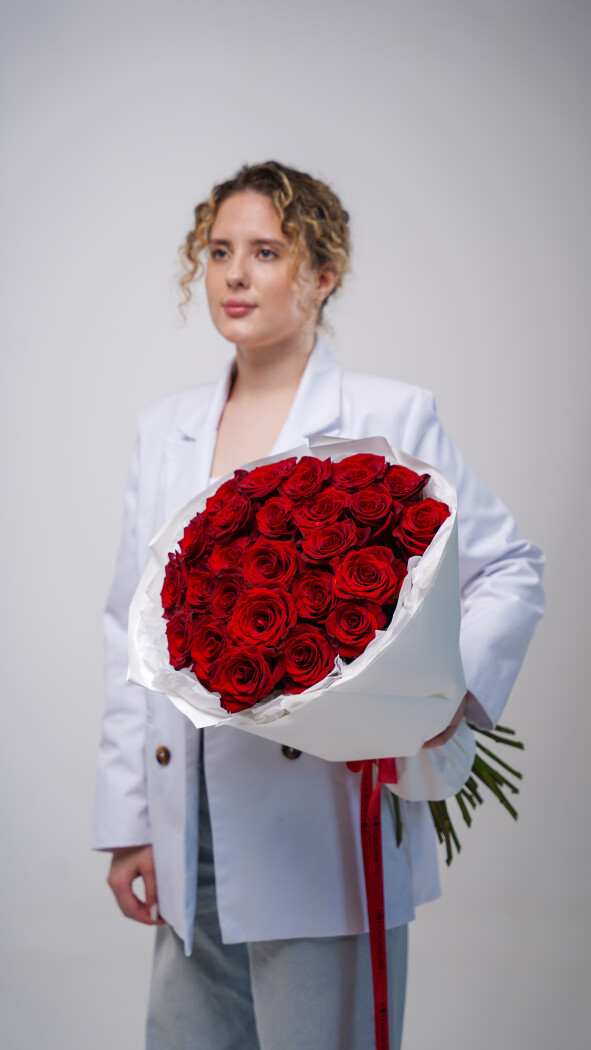 25 красных роз в оформлении №43
