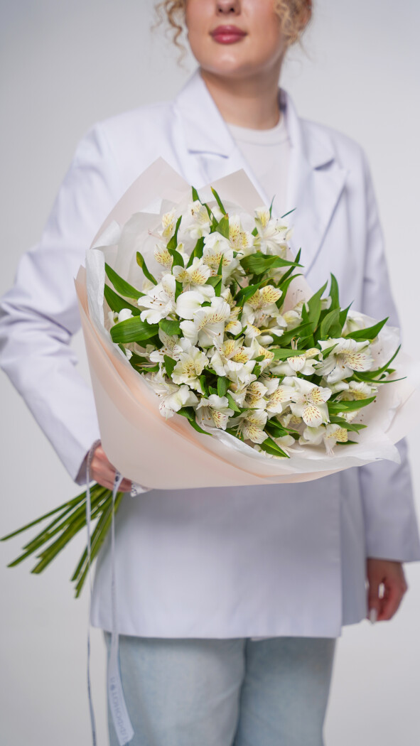 11 белых альстромерий в оформлении №90