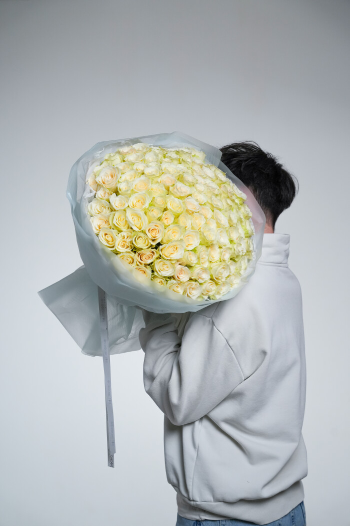 101 белая роза в оформлении №36