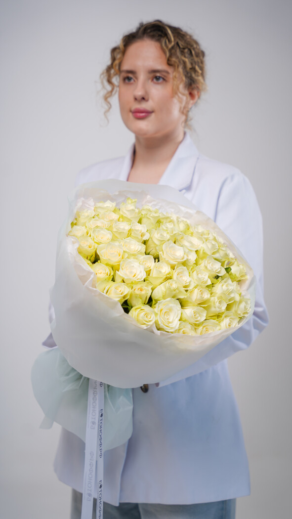 51 белая роза в оформлении №35