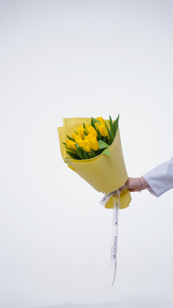 15 желтых тюльпанов в оформлении №368