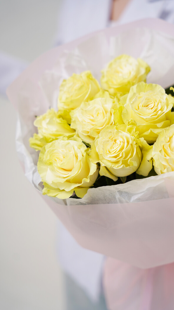 9 белых роз в оформлении №53