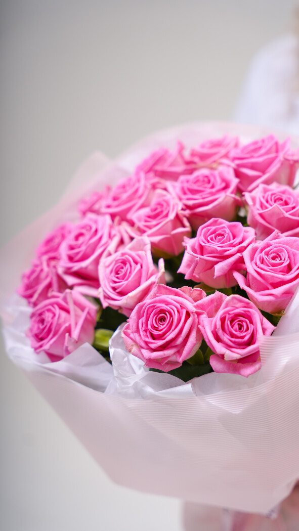 19 розовых роз в оформлении №234