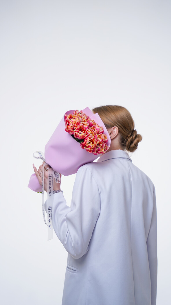 15 пионовидных тюльпанов в оформлении №358