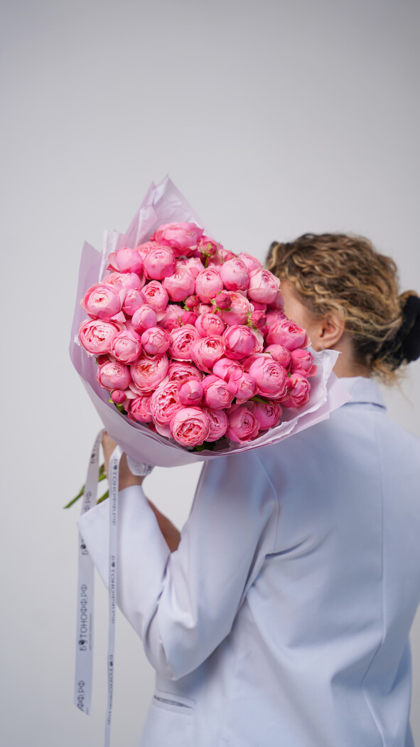 11 розовых кустовых роз в оформлении №27