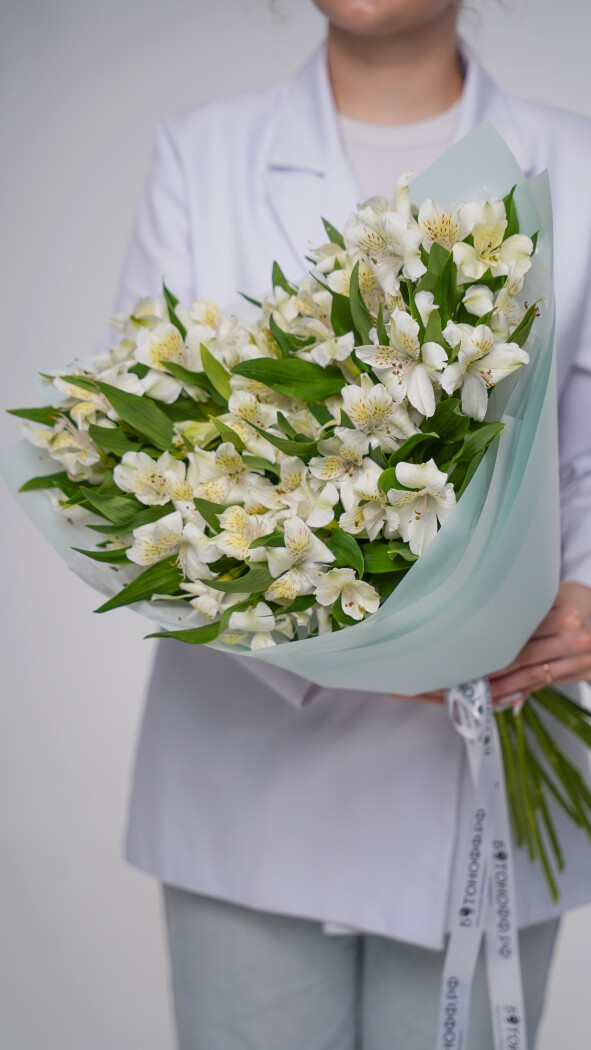 15 белых альстромерий в оформлении №91