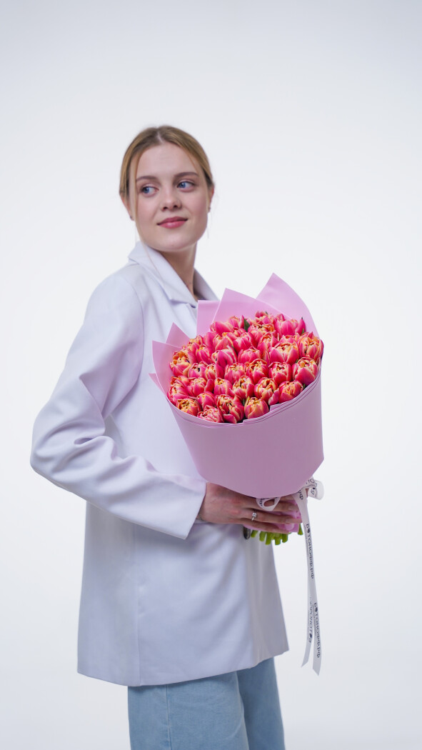 35 пионовидных тюльпанов в оформлении №360