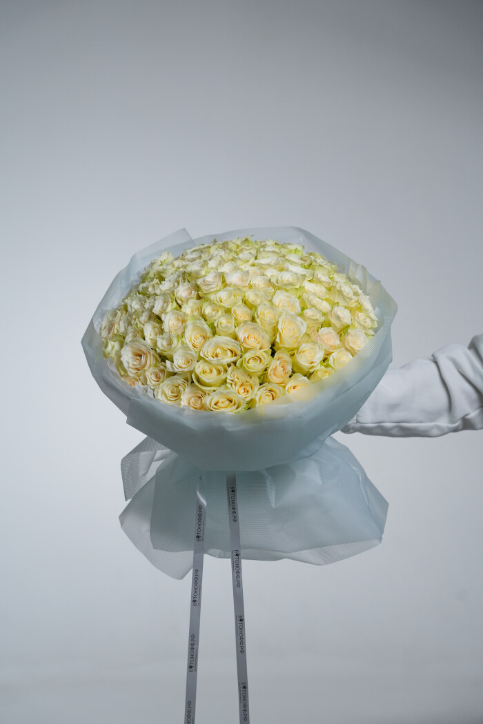 101 белая роза в оформлении №36