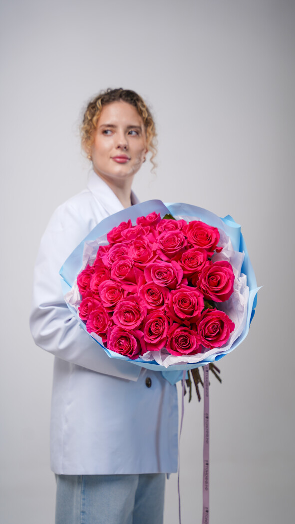 25 малиновых роз в оформлении №67