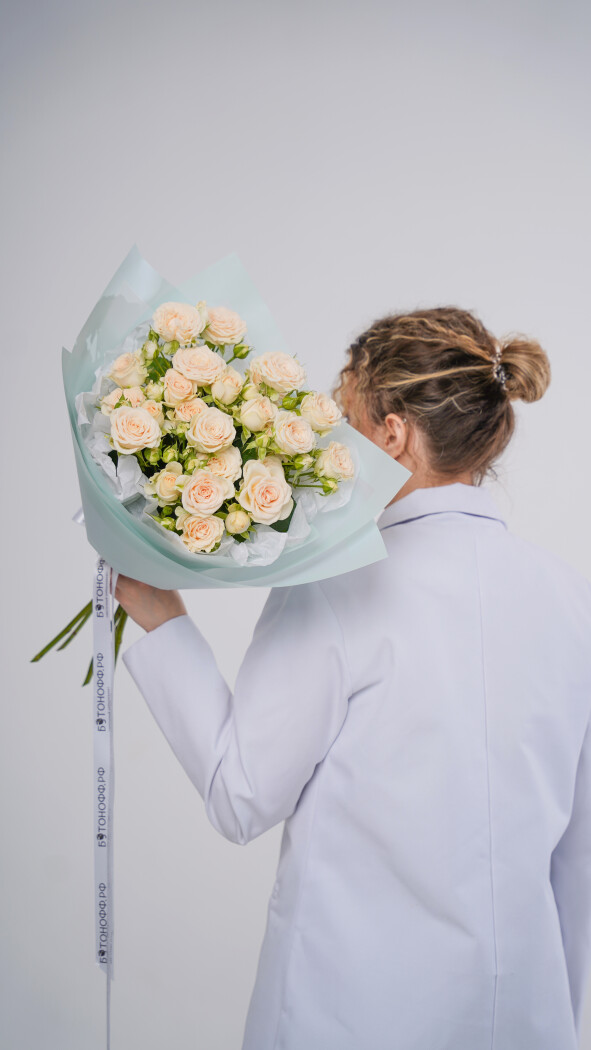 5 светло-розовых кустовых роз в оформлении №19