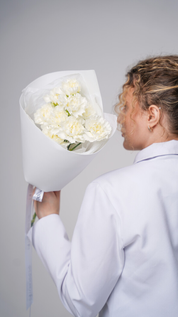 9 белых диантусов в оформлении №101