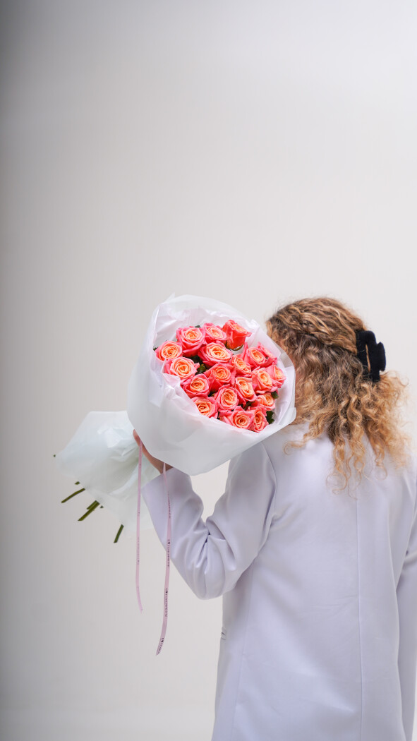 19 коралловых роз в оформлении №237